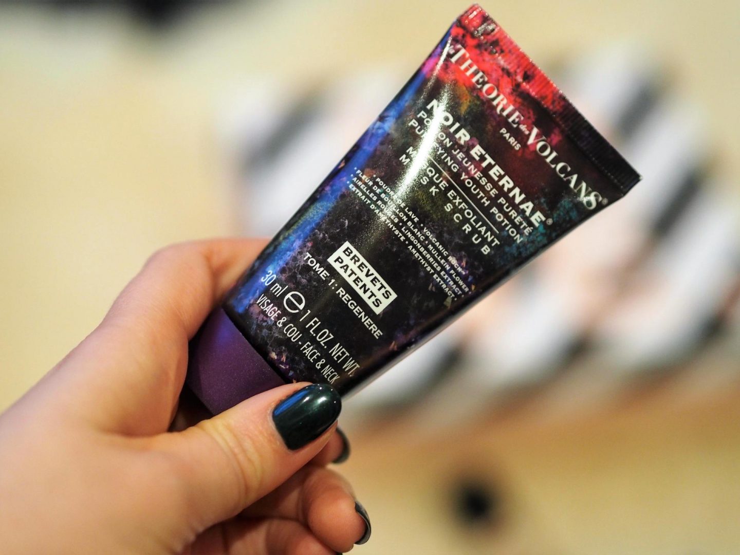 La Theorie Des Volcans Noir Eternae Youth Potion Face Scrub